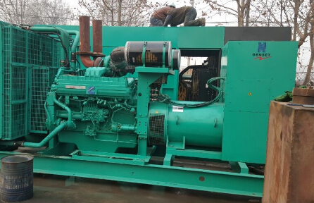 屏边发电机组如何判断水冷式机油散热器内部是否需要清洗？